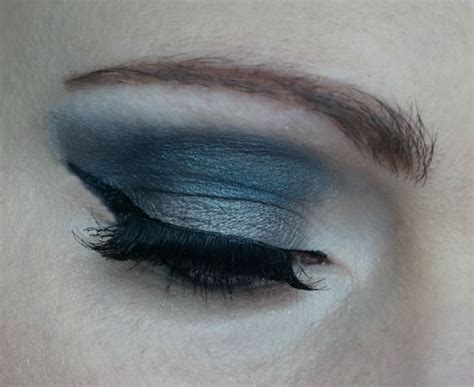 Dark Grey Smokey Eye With Urban Decay Naked Smoky