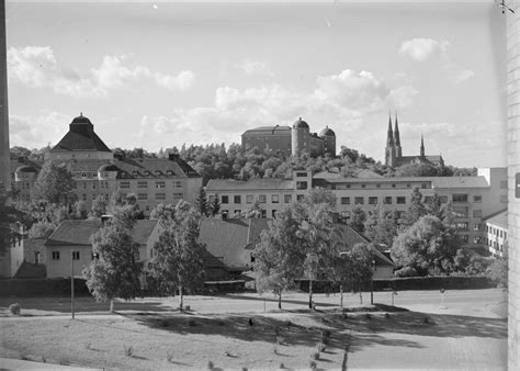 Stadsvy över Akademiska sjukhuset med Uppsala slott och Uppsala ...