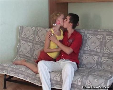 Jeune blonde avec un poteau sur un canapé Photos Porno Photos XXX Images Sexe 2759198 PICTOA