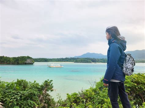 日本沖繩石垣島 川平灣。享受果凍般透明海水、寧靜優美的海灣風景，搭乘玻璃底船觀察海中珊瑚礁和生態。 魔法貓的旅程