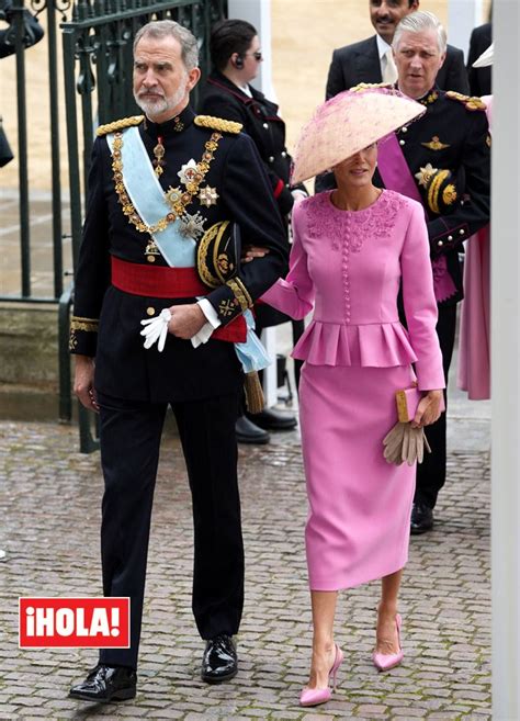 Reina Letizia Y Su Fabuloso Traje Rosa Con Tocado En La Coronaci N De