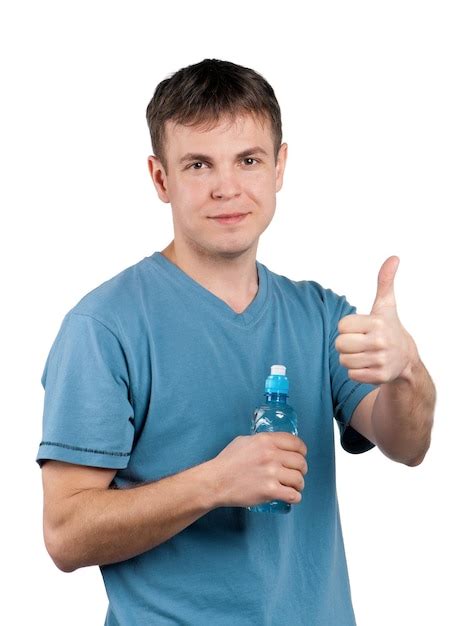 Retrato del hombre con agua de una botella de plástico sobre fondo