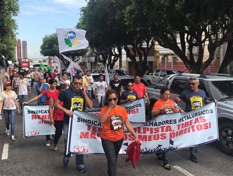 Manifestantes Fazem Passeata Em Manaus Contra Reformas Trabalhista E Da