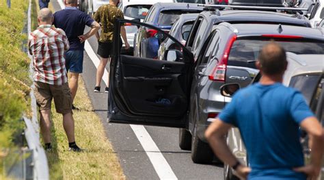 Baleset történt az M1 esen Budaörsnél több kilométeres a torlódás Blikk