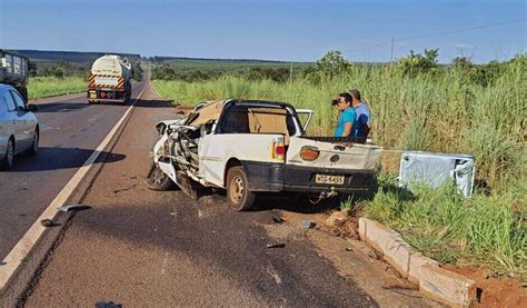 Acidente Fatal Na Br 262 Carro E Carreta Deixam Dois Mortos Em Ms