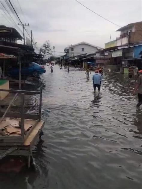 Lebaran Pertama Warga Belawan Sedih Banjir Rob Lumpuhkan Aktivitas