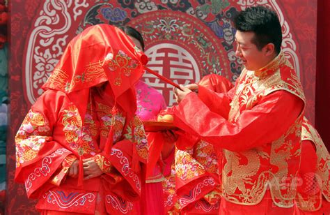 義父が新婦にキス？ 中国で結婚式盛り上げる風習がエスカレート、批判続出 写真1枚 国際ニュース：afpbb News