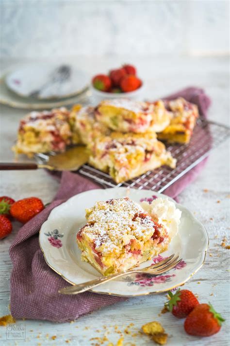 Erdbeer Rhabarber Streuselkuchen Rezept Von Gernekochen De