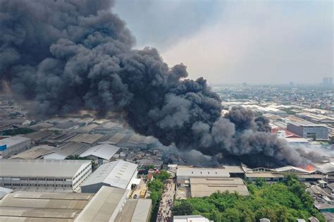 FOTO Kebakaran Hebat Landa Permukiman Padat Penduduk Di Kapuk Muara