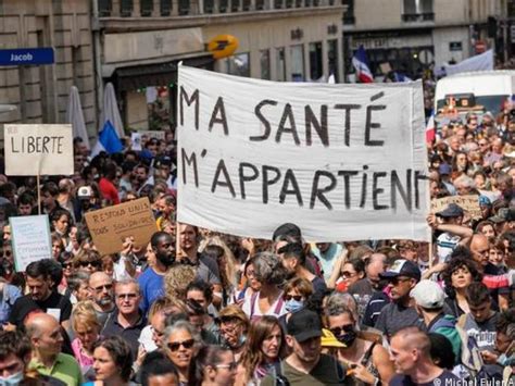 Protestas Antivacunas En Francia Tras Los Anuncios De Emmanuel Macron