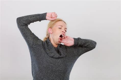 Donna Sonnolenta Stanca Di Sbadiglio Che Allunga Armi Fotografia