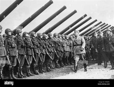 Benito Mussolini With Troops Of The 8th Army 1940 Stock Photo Alamy