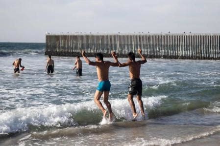 Una Veintena De Migrantes De La Caravana Intenta Saltar El Muro Con