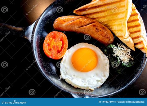 Café Da Manhã Inglês Ovo Frito Bacon Salsicha E Brinde Na Bandeja