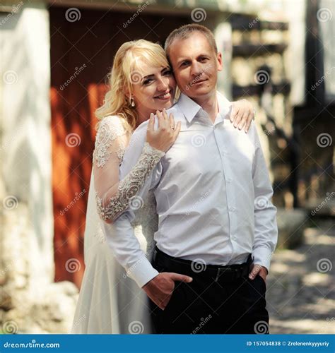 Feliz Novia Y Novio En Su Boda Foto De Archivo Imagen De Disfrutar