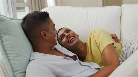 Descarga Gratis Vídeos De Stock De Sonriente Pareja Masculina Gay De Raza Mixta Abrazándose