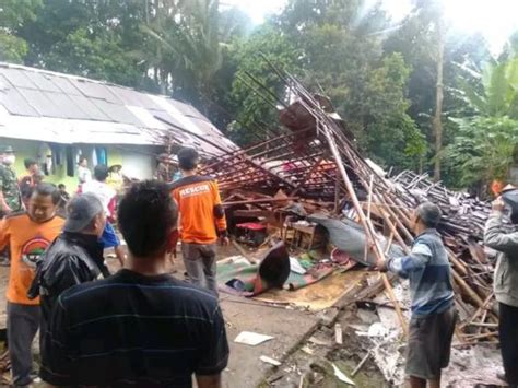 Hujan Lebat Disertai Angin Kencang Satu Rumah Warga Di Pemalang Ambruk