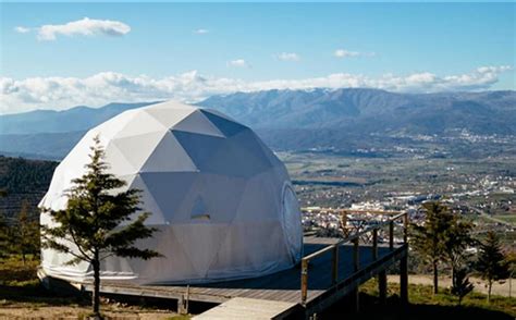 El encanto de la carpa domo geodésica hace que cada día festivo esté