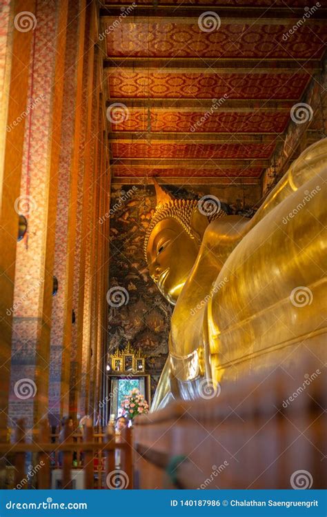 Estatura Dourada Da Buda Templo De Phra Kaew Em Banguecoque Foto De