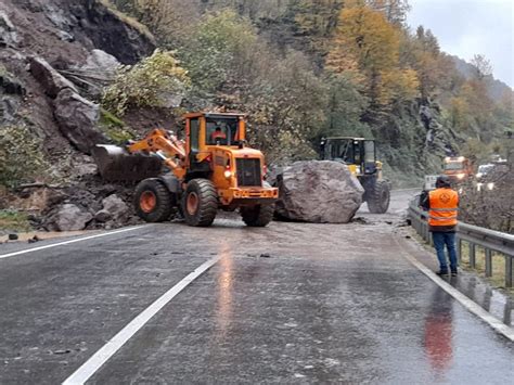 Şalpazarı Beşikdüzü karayolunda heyelan Trabzon Haber Haber61