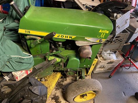 Lot - John Deere 110 lawn tractor