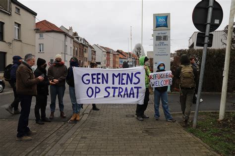 Vlaams Belang Voert Actie Tegen Opvang Asielzoekers In Hotel In