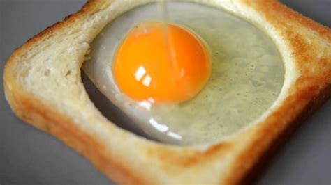 Яичница в тосте - Egg in Toast - самый простой рецепт - как приготовить ...