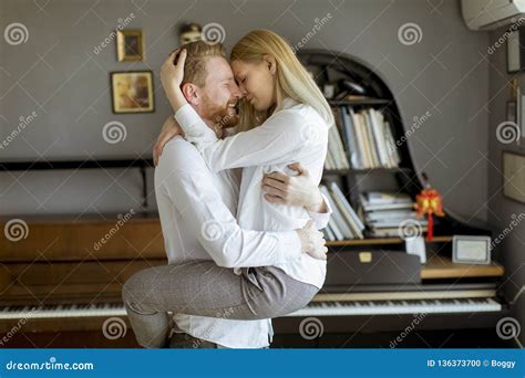 Jeunes Couples Aimants Embrassant Dans La Chambre Photo Stock Image Du Maison Pièce 136373700