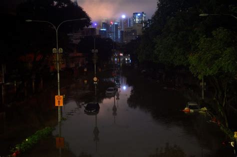 27 Dead 70000 Displaced In Malaysian Floods Catholic News