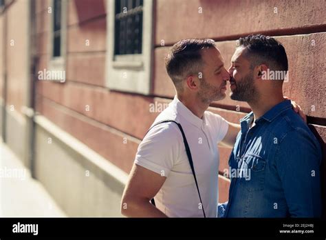 Pareja gay besando al aire libre en el fondo urbano Fotografía de stock