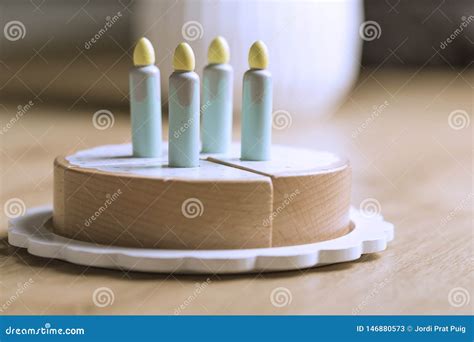 G Teau D Anniversaire En Bois De Jouet Avec Des Bougies Image Stock