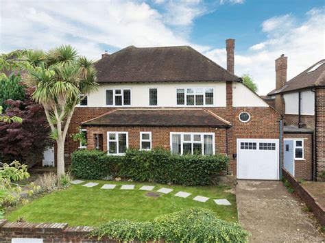 4 Bed Detached House For Sale In Claygate Lane Esher Surrey Kt10 £