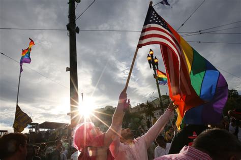 États Unis son fils fait son coming out elle appelle un bar gay pour avoir des conseils