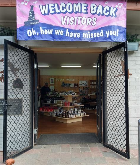 Dog on the Tuckerbox shop sign, Gundagai, New South Wales | Flickr