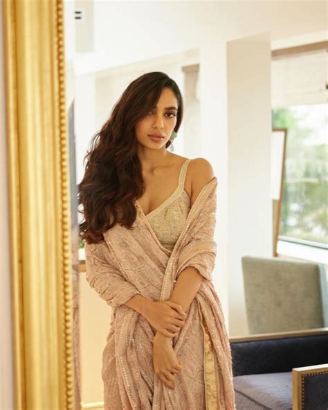 Sobhita Dhulipala అందాలతో రెచ్చిపోయిన శోభితా ఆ హొయలు చూస్తే మతి