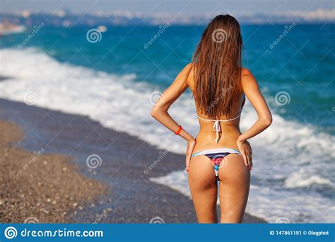 Parte Posterior Atractiva De Una Mujer Bronceada Hermosa En Bikini