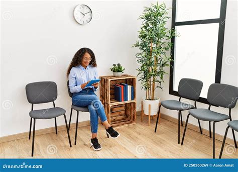 Jovem Latina Usando Touchpad Sentado Na Cadeira De Espera Imagem De Stock Imagem De Laptop
