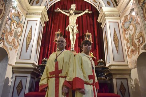 Semana Santa de Huesca Dos generaciones unidas bajo el Cristo del Perdón