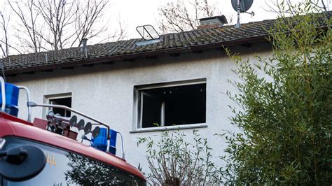 Feuer In Mehrfamilienhaus Bewohnerin Verletzt Polizei Ermittelt