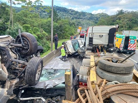 Veja engavetamento que bloqueou BR 376 em direção a SC por 4 horas