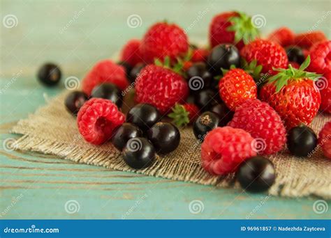 Aardbeien Frambozen En Blackcurrants Op De Servetten Van Jute Op De