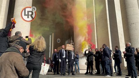 Mandolesi Centinaia Di Persone Per L Ultimo Saluto Tra Fumogeni