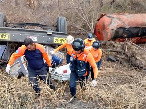 Gandola con más de 30 mil litros de gasoil se volcó en la autopista JAP