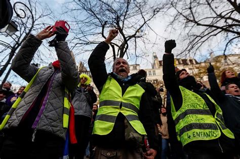 Polícia francesa detém mais 20 manifestantes dos coletes amarelos em