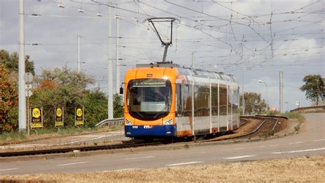 Eine Strassenbahn Der Linie Nach Feudenheim An Der Haltestelle