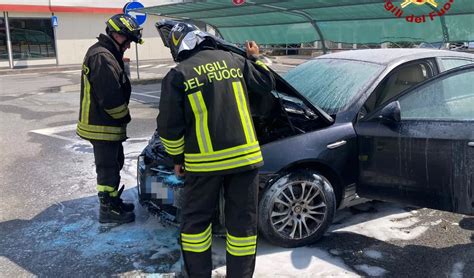 A Auto Prende Fuoco Nel Parcheggio Di Un Autogrill Primocanale It