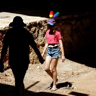 Tel Aviv Celebra Su Emblem Tica Marcha Del Orgullo Gay Con Una Participaci N Multitudinaria