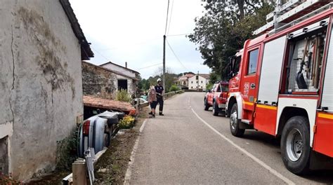 Herida Una Conductora Tras Salirse De La V A Y Quedar Encajado Su Coche