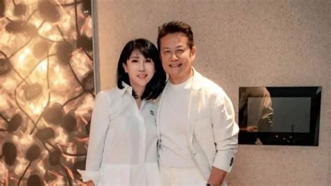 徐乃麟空姐老婆穿西裝太帥了！她60歲沒走鐘狀態絕佳