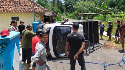 Mobil Pikap Pengangkut Pakan Di Tasikmalaya Tak Terkendali Hingga Terbalik